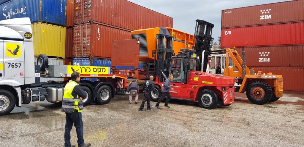 הובלת מכולה עם מנוף